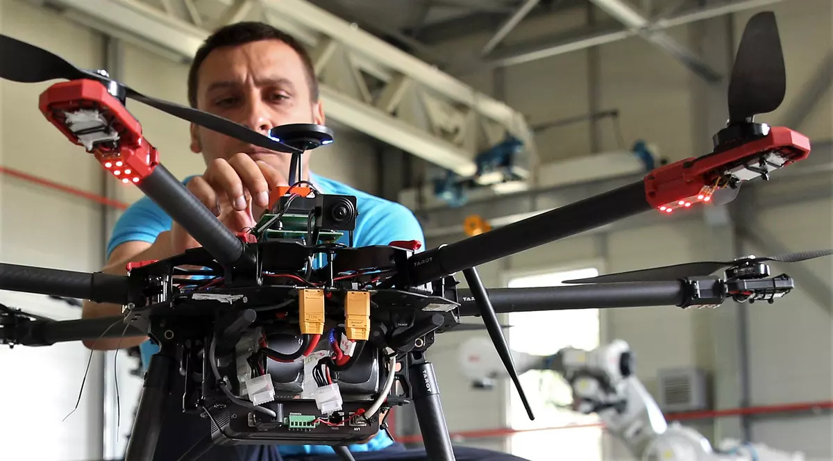 Drone românești trimise la luptă împotriva COVID-19. Misiunea lor: livrări urgente și depistarea oamenilor care nu poartă mască