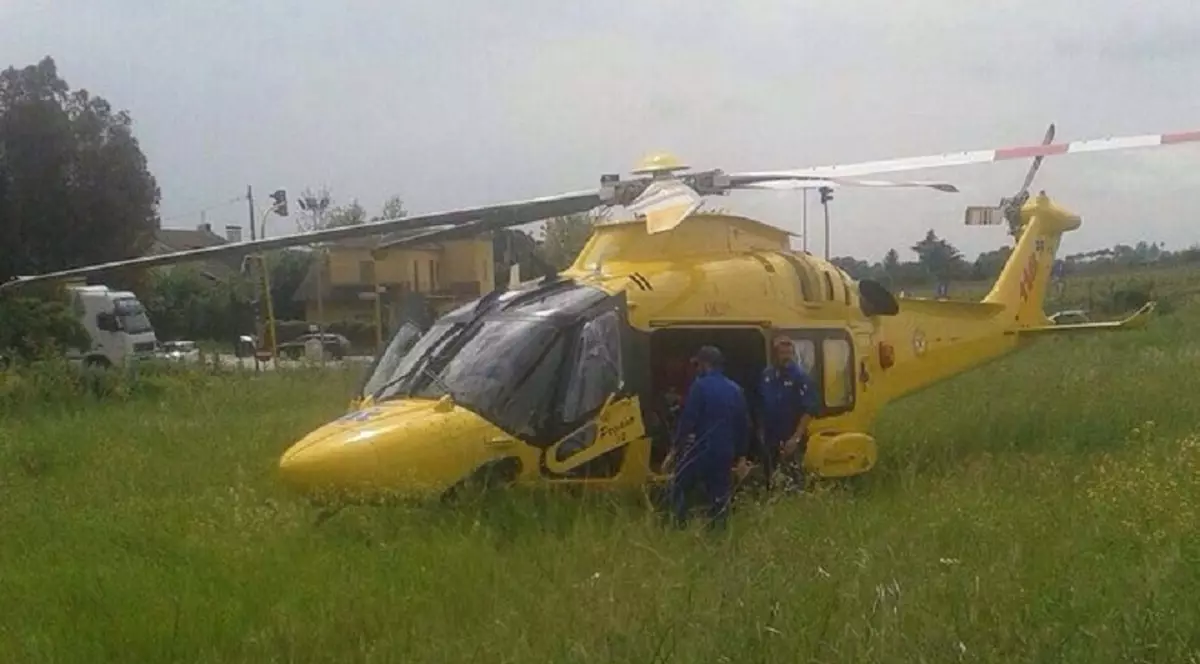 Un adolescent român a șocat Italia. Băiatul și-a dat foc în curtea casei, iar tatăl său a sărit în flăcări să-l salveze