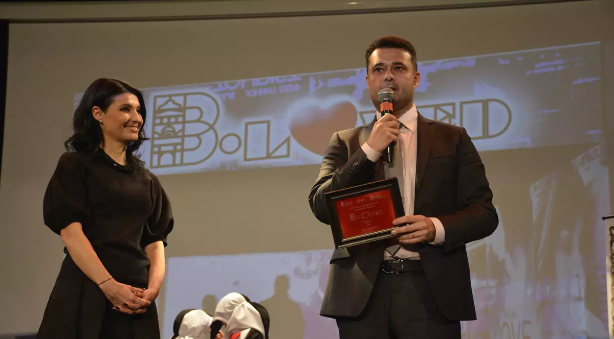 Pe 2,3 milioane de lei bani publici, Lavinia Șandru îl laudă pe primarul Florea în emisiuni online: ”Cei de dinainte nu au făcut nimic, așa că să tacă!”