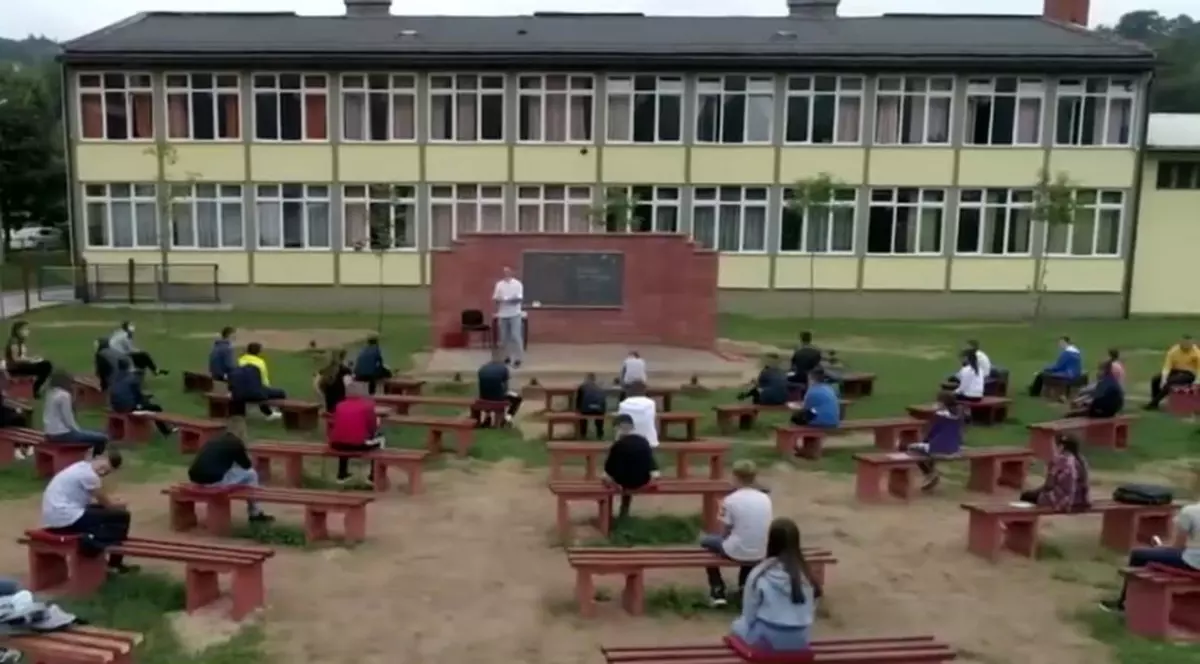 Ore în mijlocul naturii, în Bosnia. Școală în aer liber, cu elevi în bănci aranjate în formă de amfiteatru