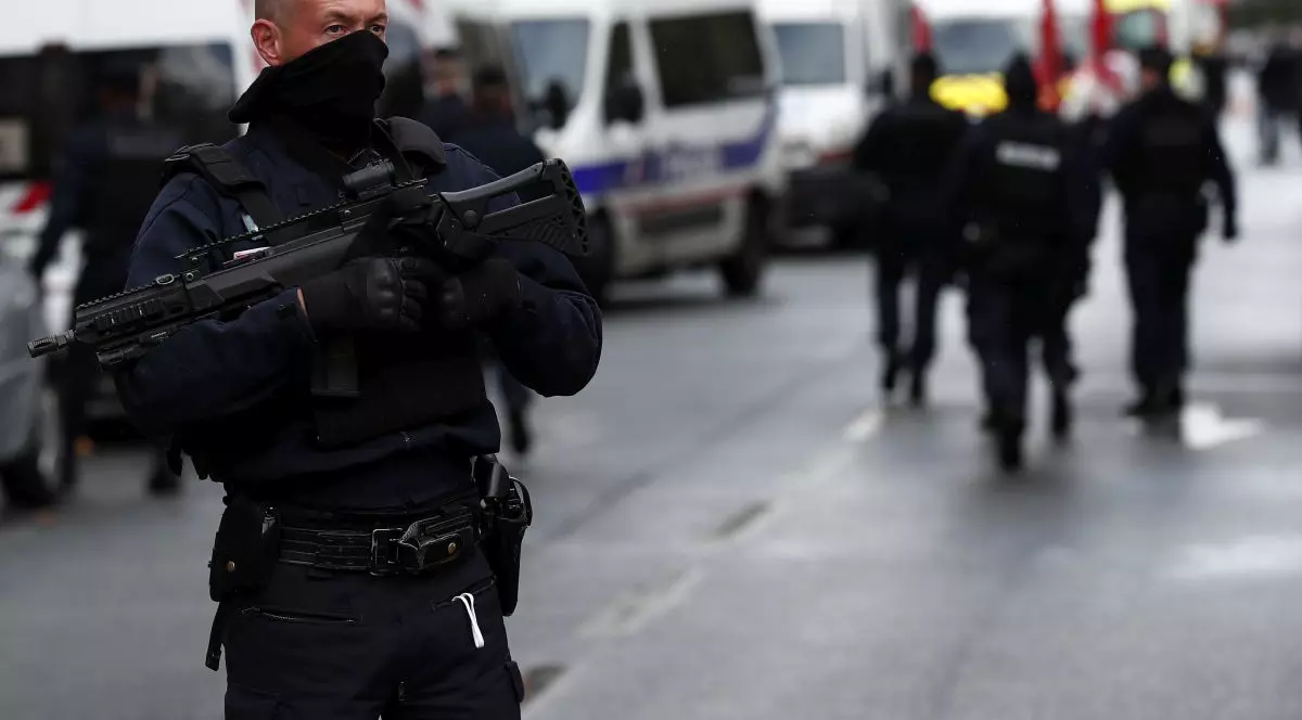 Un bărbat care se plimba cu o macetă pe străzile Parisului a fost prins de poliţişti