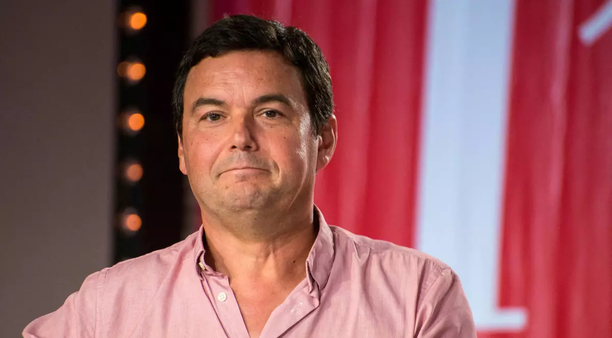 ”Capitalul și ideologia”: China a interzis o carte a economistului Thomas Piketty în care se vorbește despre creșterea inegalităților din a doua economie a lumii. Thomas Piketty în cămașă, pe fundal roșu