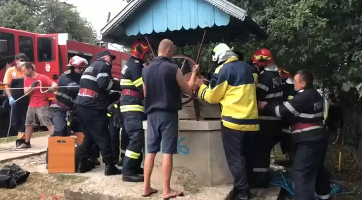 Un adolescent de 16 ani din judeţul Botoşani a murit înecat în fântâna din curtea casei