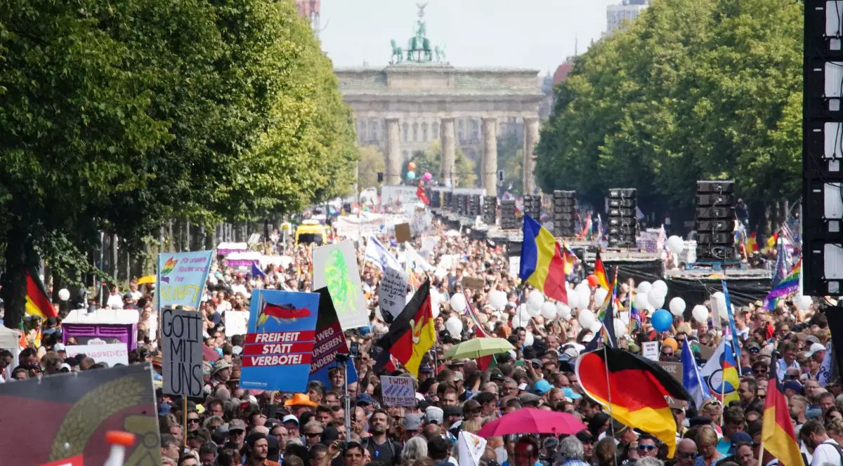 Manifestații împotriva restricțiilor COVID, organizate de extremiștii de dreapta, au avut loc și în Germania, weekendul trecut FOTO: EPA