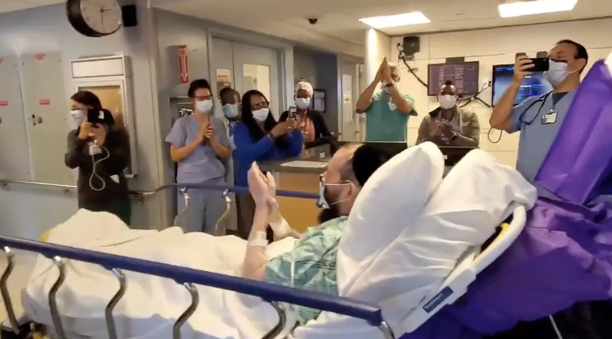 Personalul spitalului din New York a cântat și a dansat pentru un pacient cu COVID-19, care a părăsit terapia intensivă după 158 de zile FOTO: mottiseligson/Twitter