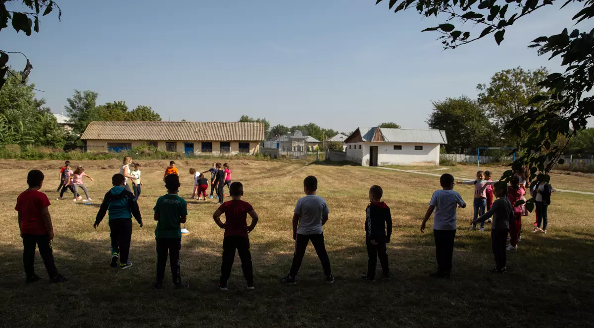 Cum se face școală într-o comună unde copiii primesc burse de 6 lei pe lună! Doar în 6% din localitățile României se acordă bursele prevăzute de lege