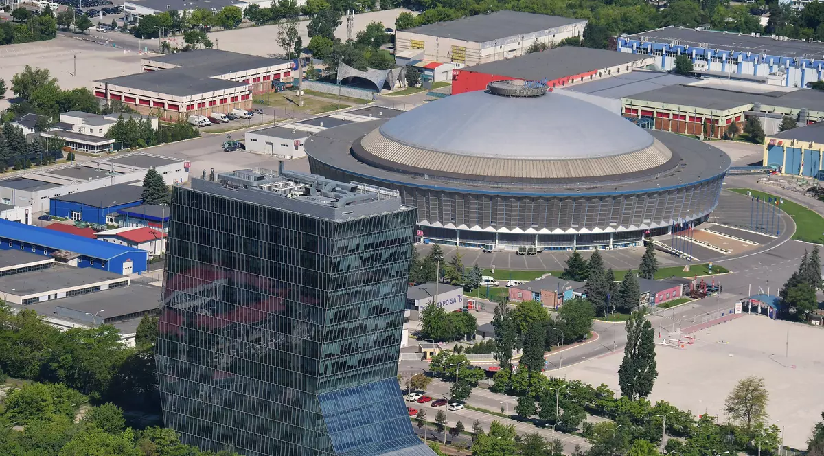 Surse: Guvernul va ataca la CCR legea prin care Parlamentul trece în proprietatea Camerei de Comerț terenul de la Romexpo. Centrul expozițional Romexpo, văzut de la înălțime, cu o clădire de birouri lângă