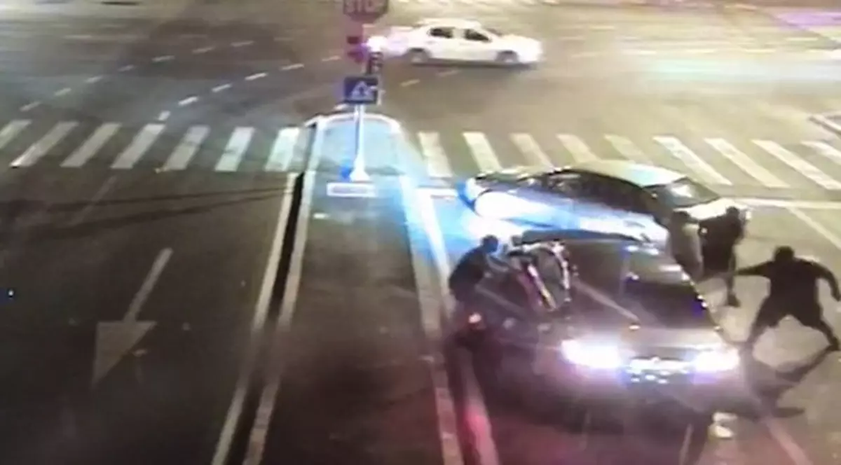 VIDEO | Scandal în trafic. Un șofer din Timișoara a fost blocat în intersecție de patru indivizi și atacat cu bâtele