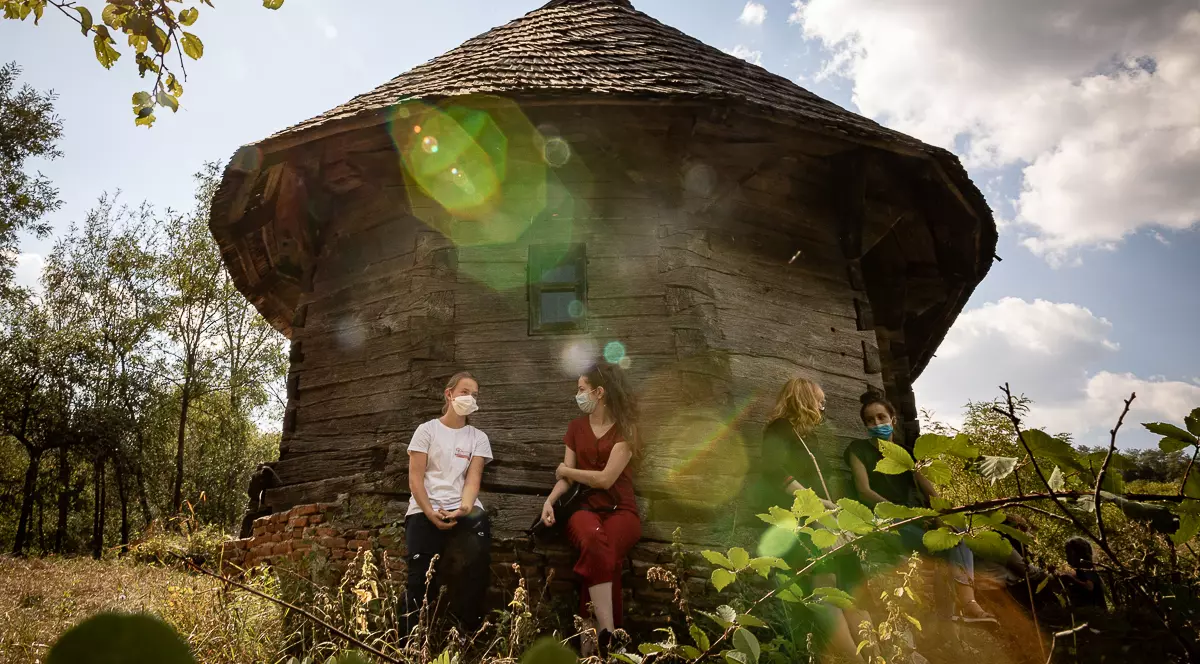 Profesor dintr-un sat uitat: ”România de la oraş, cu prea mulţi copii în şcoli, şi România de la sat, cu prea puţini copii în şcoli. Dar  copiii sunt la fel, e aceeaşi scânteiuţă în ochi”