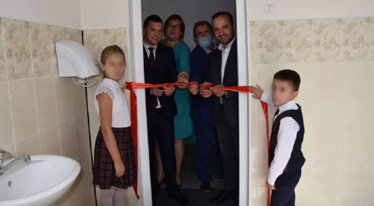 Toaleta unei școli din Republica Moldova a fost inaugurată cu tăiere de panglică