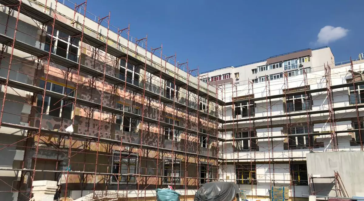 Consiliul Local Sector 6 susține că mobilierul școlar distrus cu barosul ”era casat și va fi trimis la reciclare”