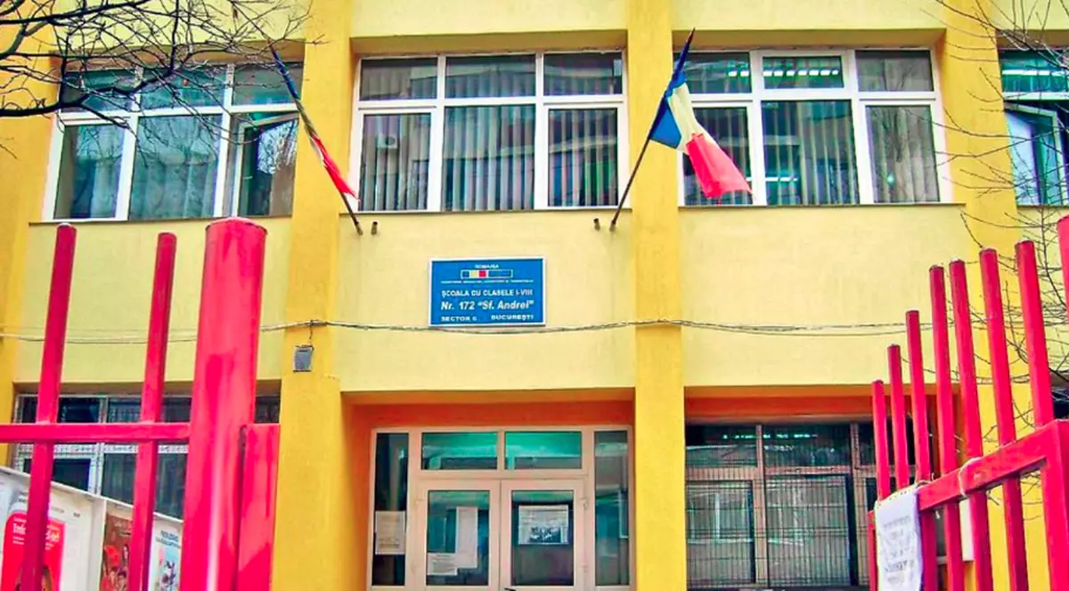 O parte dintre elevii unei școli din sectorul 6 încep cursurile în containere. Clădirea e în reabilitare, firma de construcții pornind lucrările în vară, deși a primit contractul anul trecut