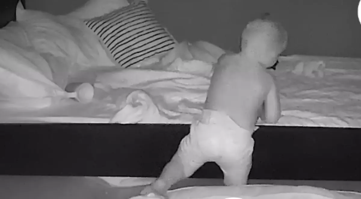 VIDEO | Părinții au montat o cameră video în camera bebelușului lor. Așa au descoperit ce făcea acesta în fiecare noapte