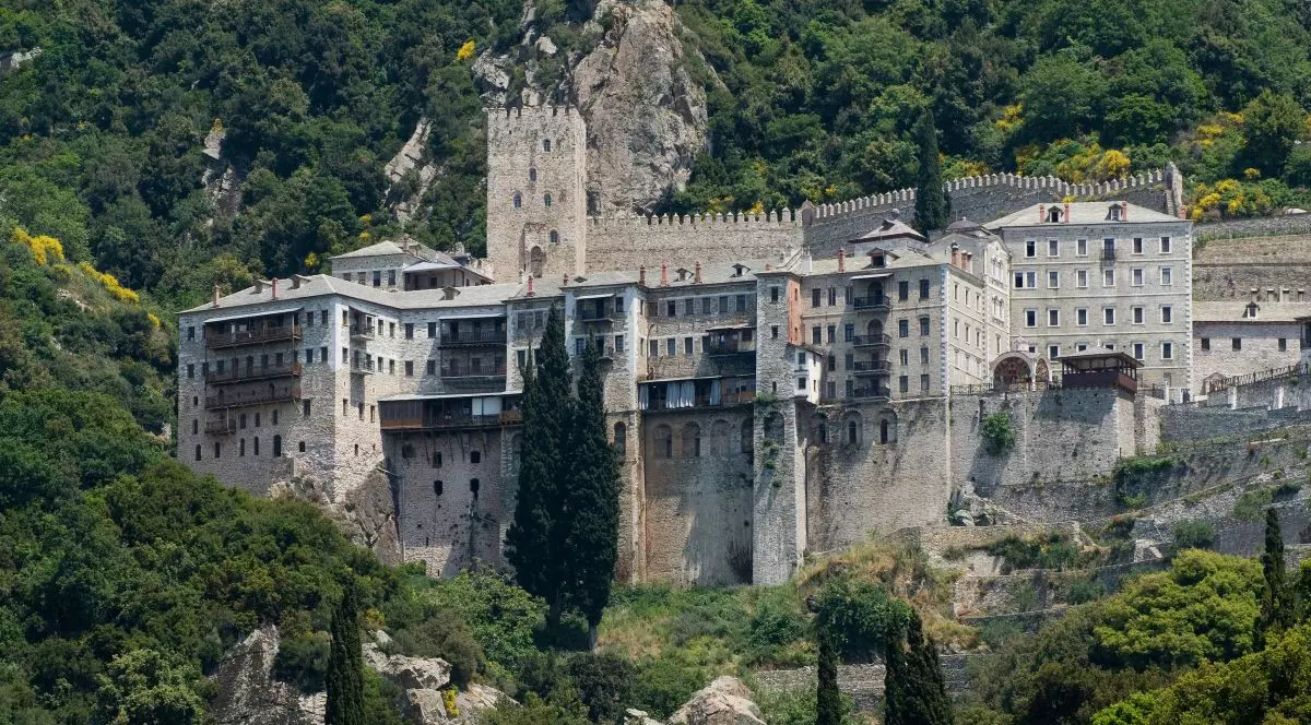 Opt călugări de pe Muntele Athos, infectați cu noul coronavirus. Unul a fost spitalizat în stare gravă