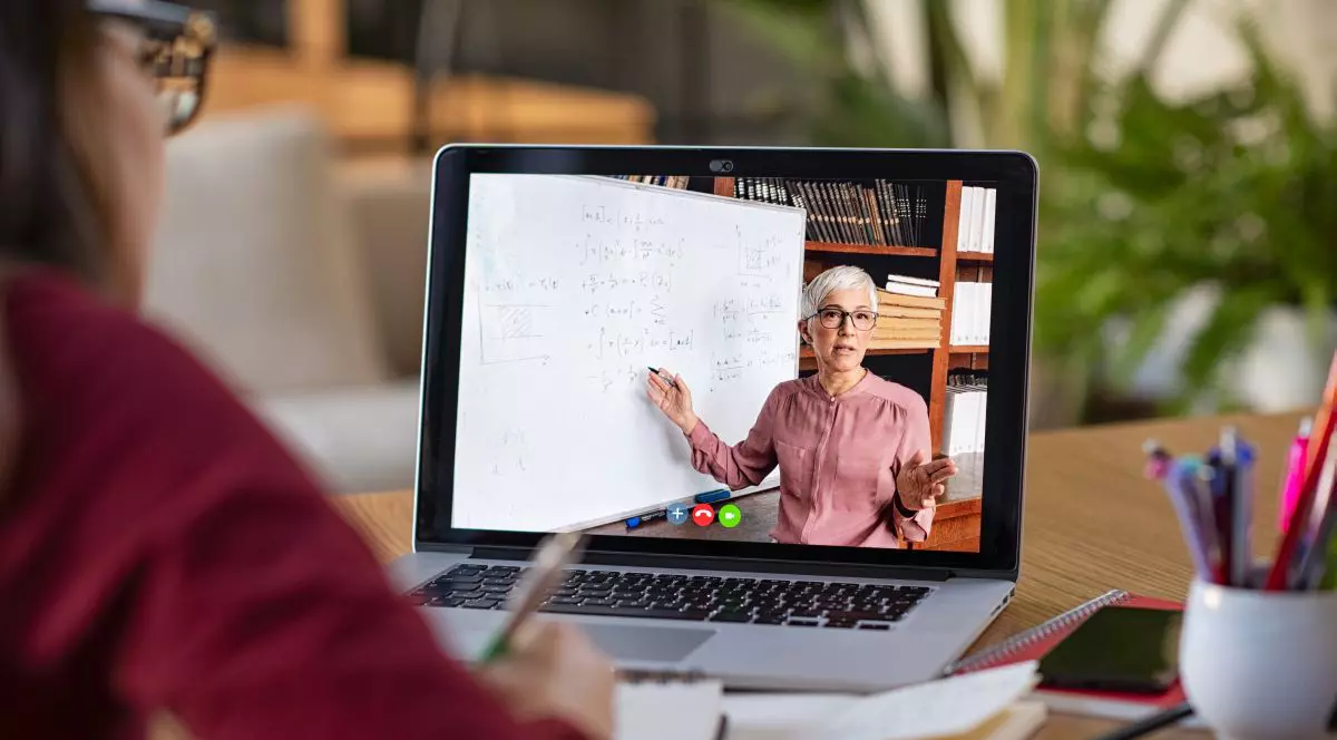 Echipamentele IT sunt la mare căutare, mai ales că multe școli ar putea apela la învățământul online, din cauza crizei COVID