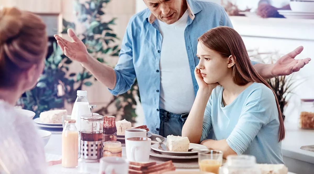 IN A RELATIONSHIP | Întrebarea adolescenților: “Cum să rezist să stau în casă cu niște părinți cu care nu mă înțeleg?”