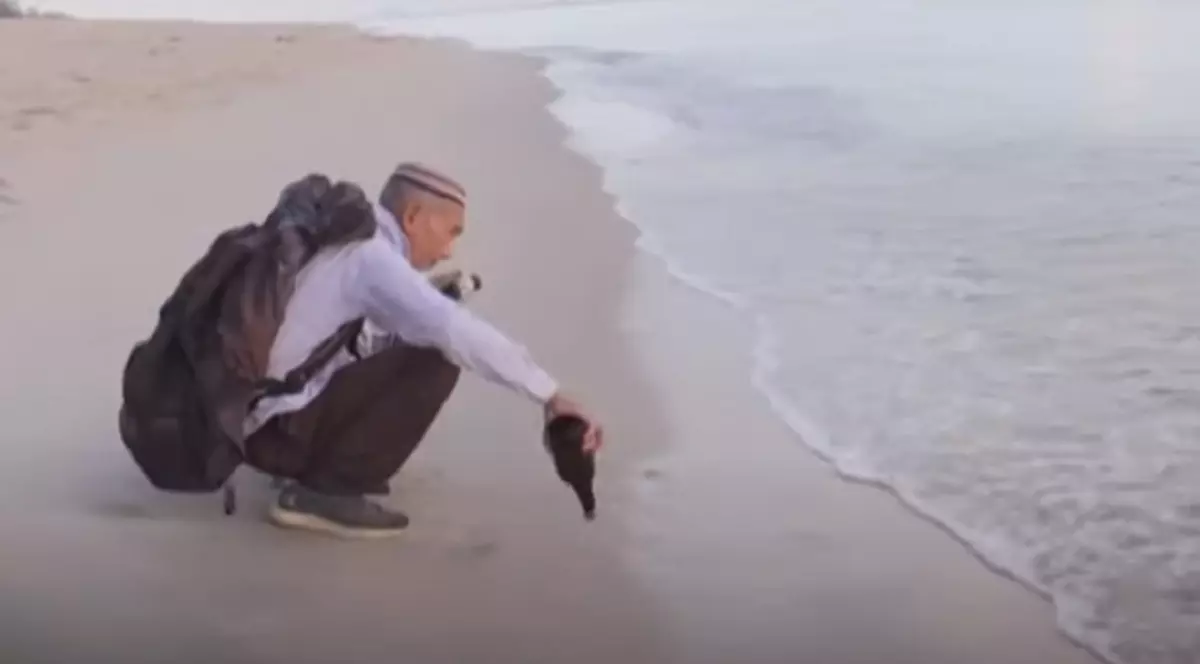 VIDEO | Bătrânul și marea. Un bărbat de 74 de ani a strâns mii de sticle aduse de valuri și a deschis un muzeu impresionant