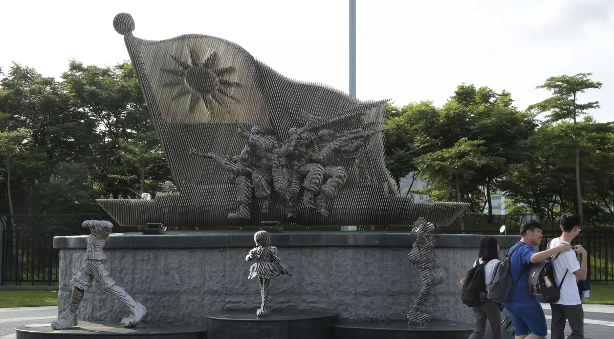 Taiwanul, stat model în pandemie, îngheață salariile bugetarilor în 2021. Monument din Taipei, care prezintă armata chineză