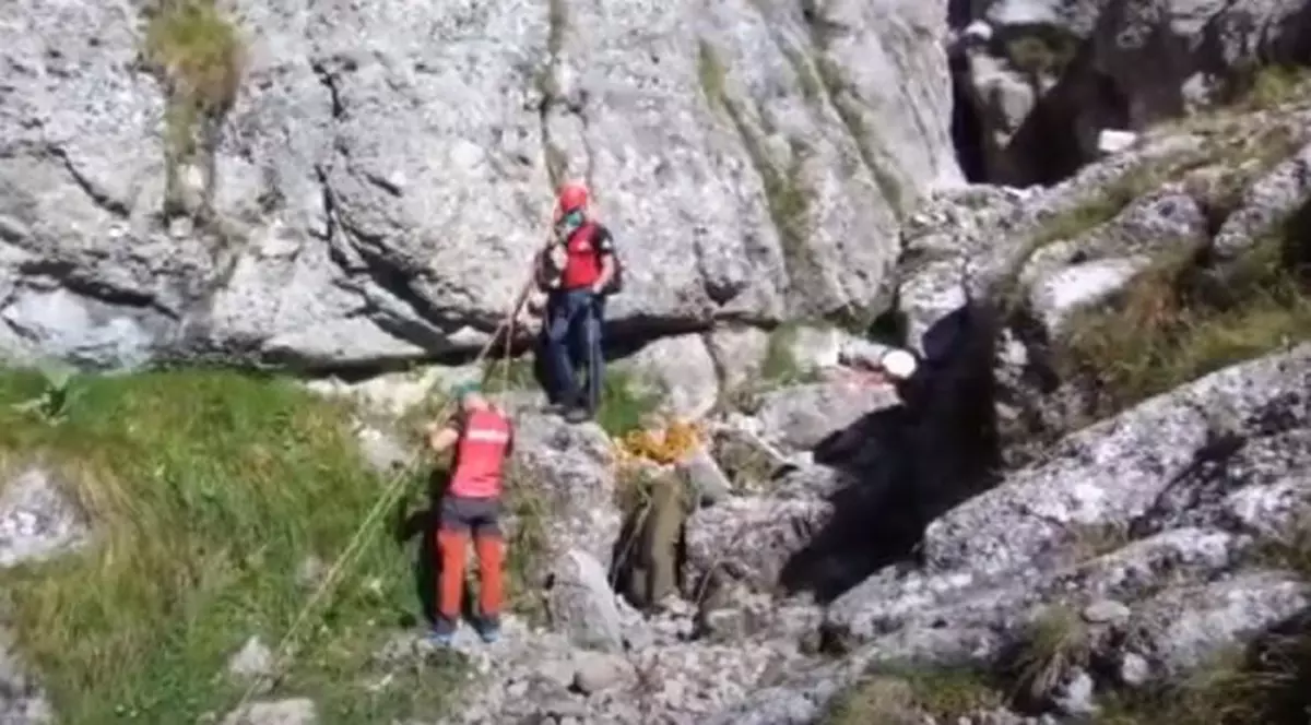 Un tânăr de 22 de ani, dispărut în luna iulie în Munții Bucegi, a fost găsit mort de salvamontiști