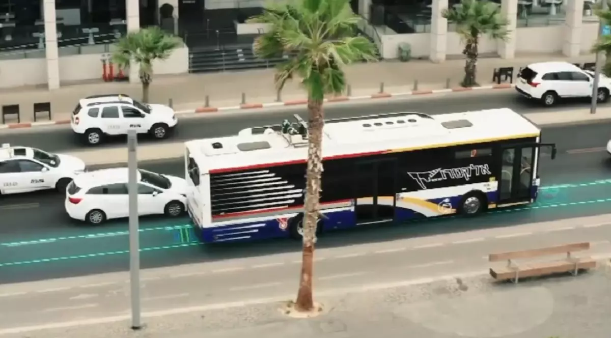VIDEO | Tel Aviv testează șoseaua inteligentă, care încarcă autobuzele electrice din mers