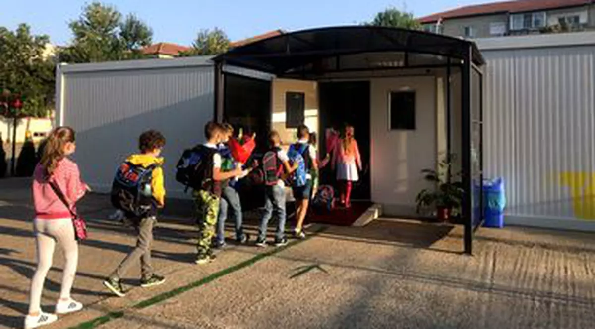 Containerele de la 4 școli din Timișoara, închise la scurt timp de la începerea noului an școlar, din cauza unui scurtcircuit