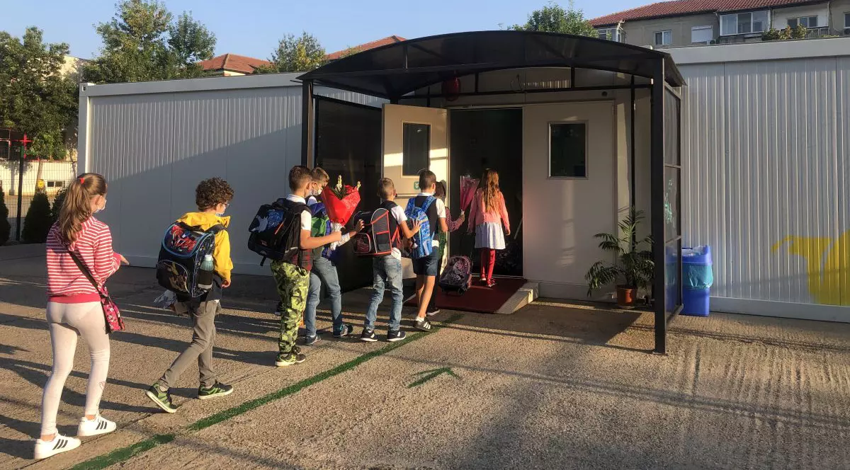La unele școli din Timișoara, elevii învață și săli amenajate în containere FOTO: Libertatea