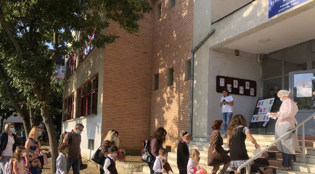 O şcoală cu peste 200 de copii din Arad, închisă după ce directorul a fost depistat cu COVID-19