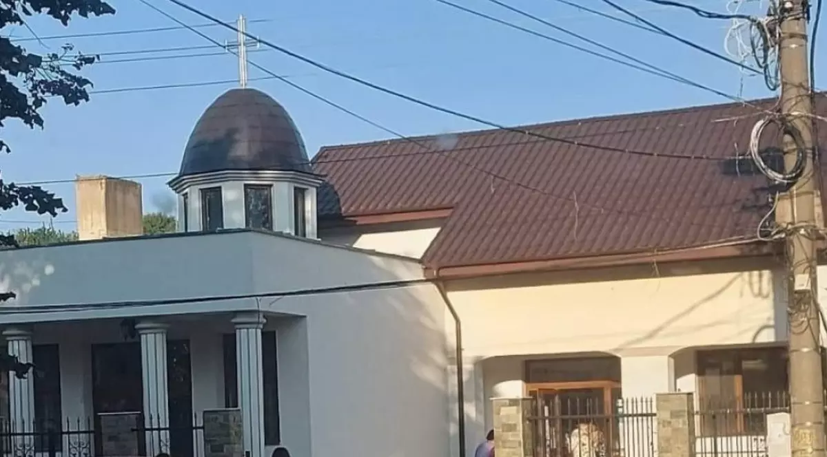 Într-o localitate din Tulcea, elevii învață în capela mortuară. Şcoala şi liceul sunt în reabilitare. Reacţia primarului