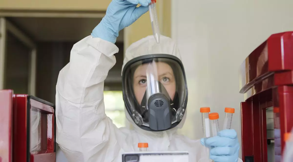 Doar unul din zece oameni de pe planetă ar putea fi imunizat anul viitor, dacă vaccinul anti-COVID va fi aprobat