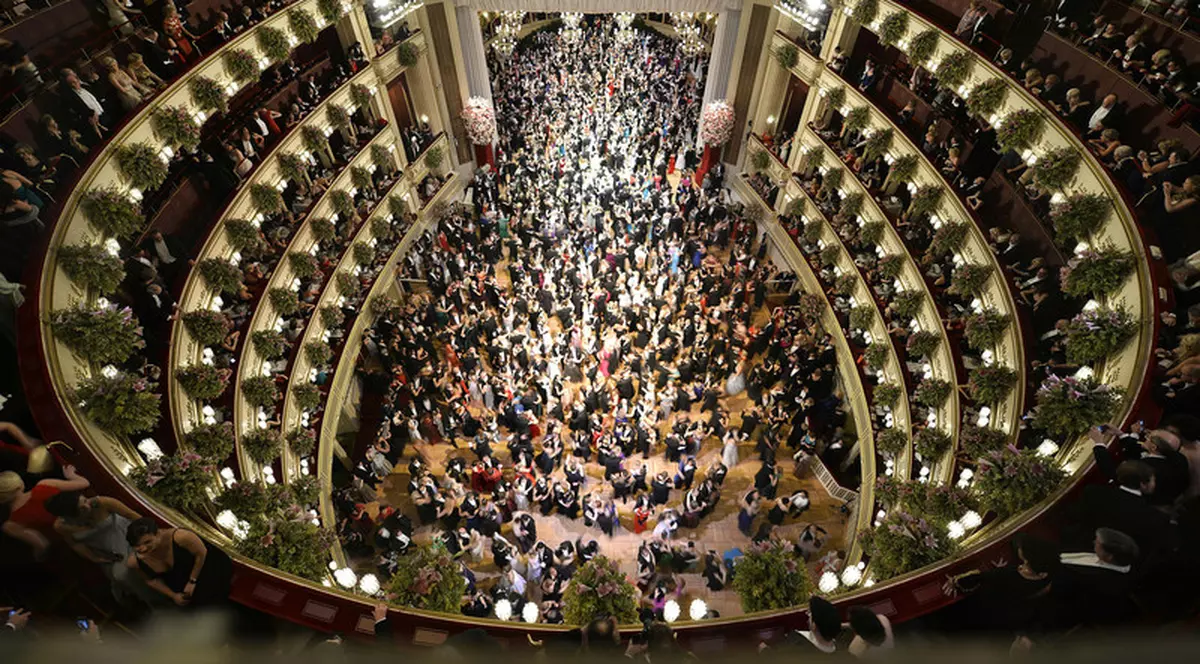 Opera de Stat din Viena interzice ovațiile și huiduielile. Spectatorii au voie doar să aplaude FOTO: EPA/HERBERT NEUBAUER