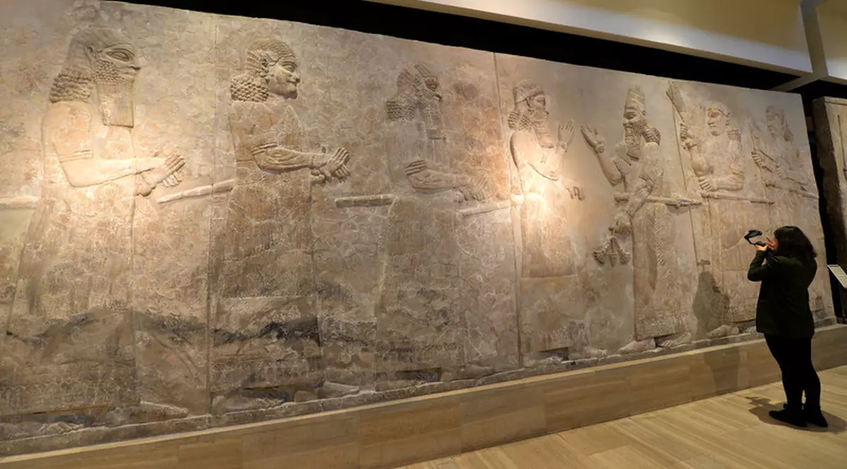 O placă sumeriană, veche de 4.000 de ani, va fi restituită Irakului de British Museum EPA-EFE/MURTAJA LATEEF