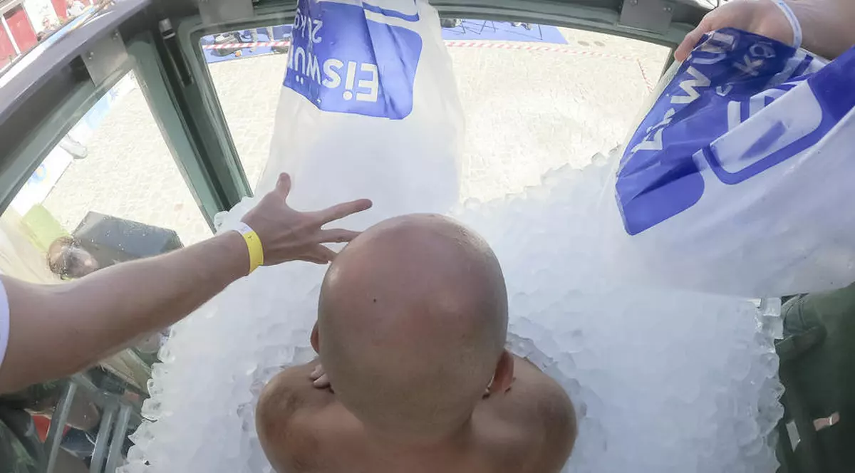 VIDEO | A intrat în Cartea Recordurilor. Un austriac a rezistat într-o cutie cu gheață 2 ore, 30 de minute şi 53 de secunde