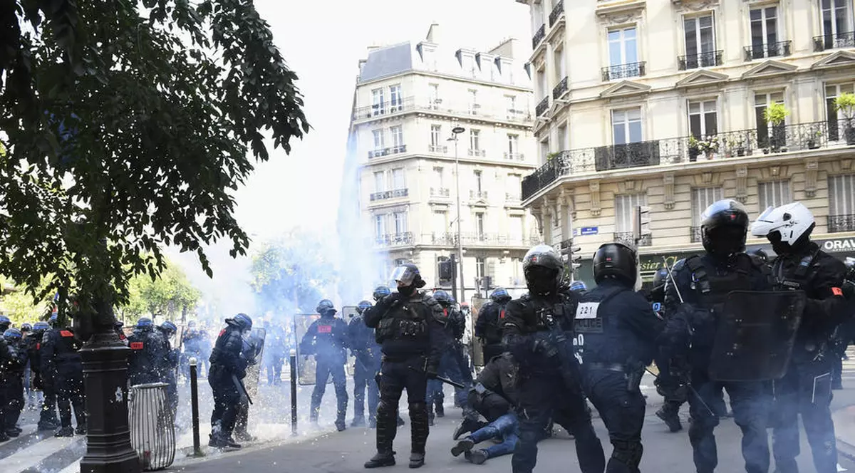 VIDEO | Protestele ”vestelor galbene” s-au reluat la Paris, poliția a folosit gaze lacrimogene să împrăștie manifestanții. Peste 200 de persoane au fost arestate