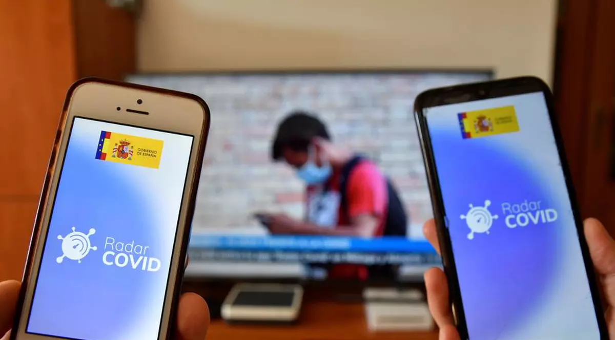 O aplicație prin care vor putea fi localizate persoanele infectate cu SARS-Cov-2 din Anglia și Țara Galilor a fost lansată, joi, de guvernul britanic Foto: EPA