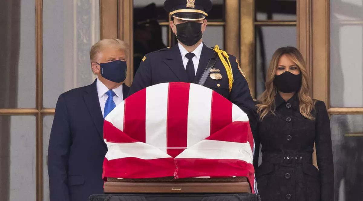 Donald Trump, huiduit la Curtea Supremă, unde a mers să-i aducă un ultim omagiu judecătoarei Ginsburg