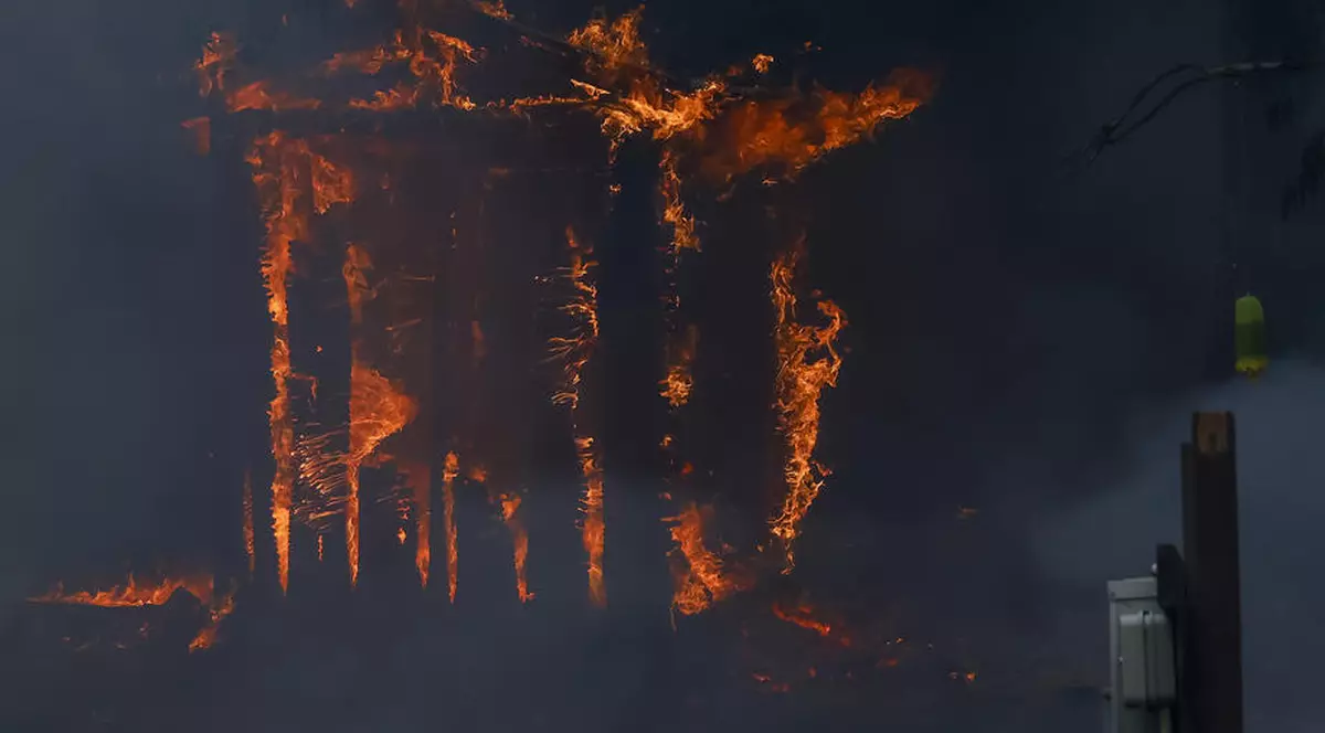 Trei morţi în urma unui incendiu de vegetaţie din California de Nord. Mii de persoane, evacuate