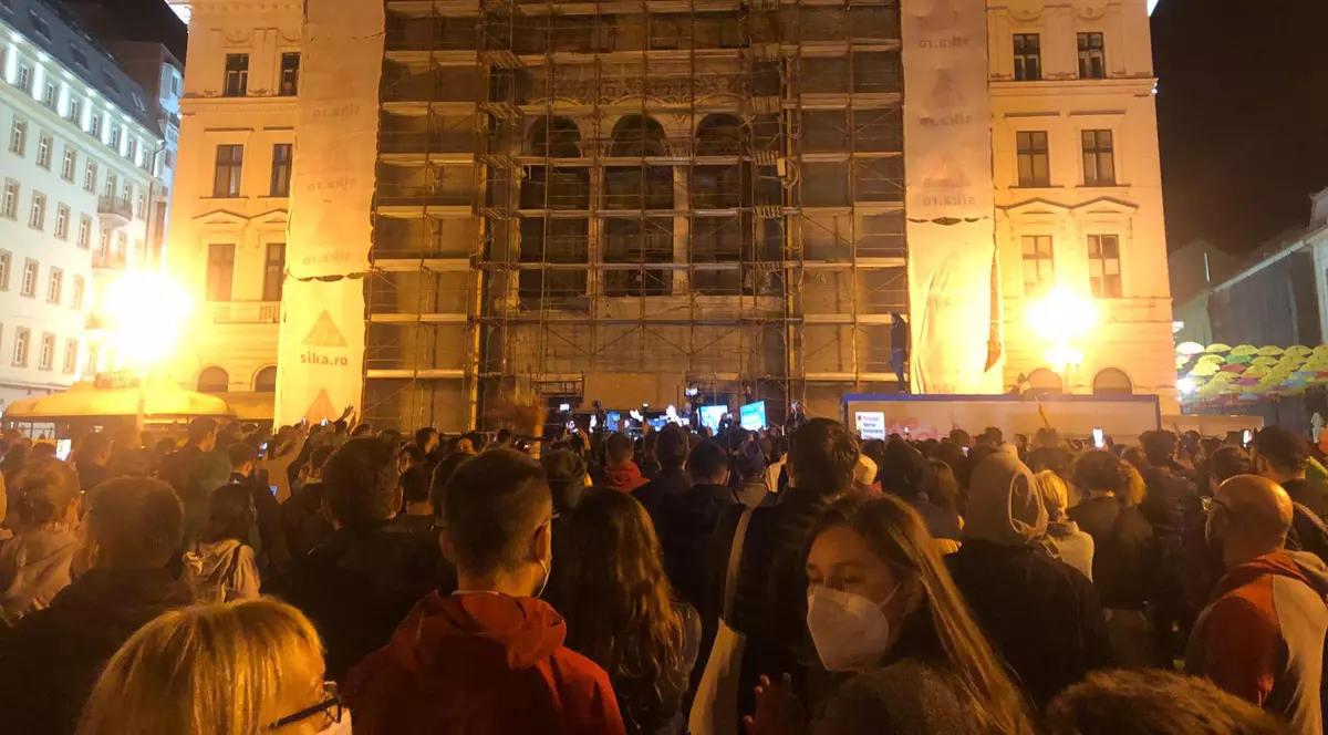 VIDEO | Dominic Fritz, USR-istul care l-a învins pe Robu, a sărbătorit în centrul orașului „Azi Timișoara a înfăptuit o nouă Revoluție”