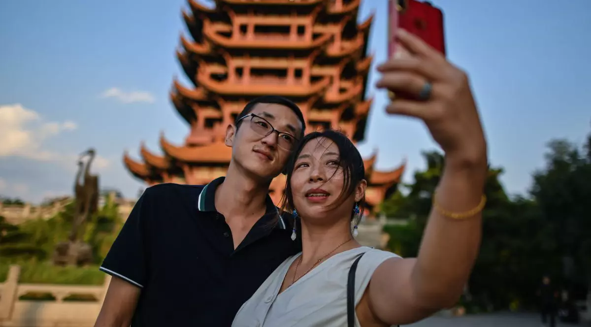 Un cuplu de turiști își face un selfie în Wuhan FOTO: Profimedia