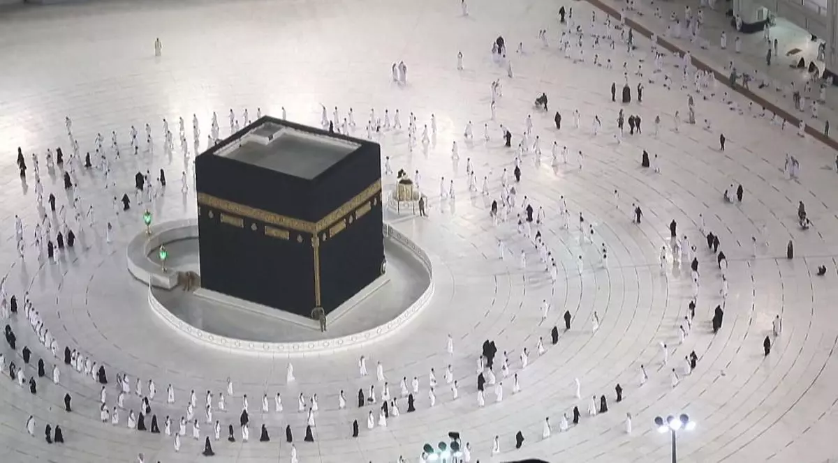 VIDEO | Cum arată marele pelerinaj de la Mecca în pandemia de COVID. Rugăciune cu măști de protecție și distanțare socială