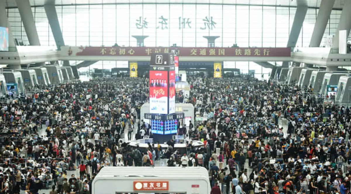 VIDEO | 637 de milioane de turiști în China, în vacanța de Ziua Națională. Furnicar în gări și la Marele Zid, în plină pandemie de COVID