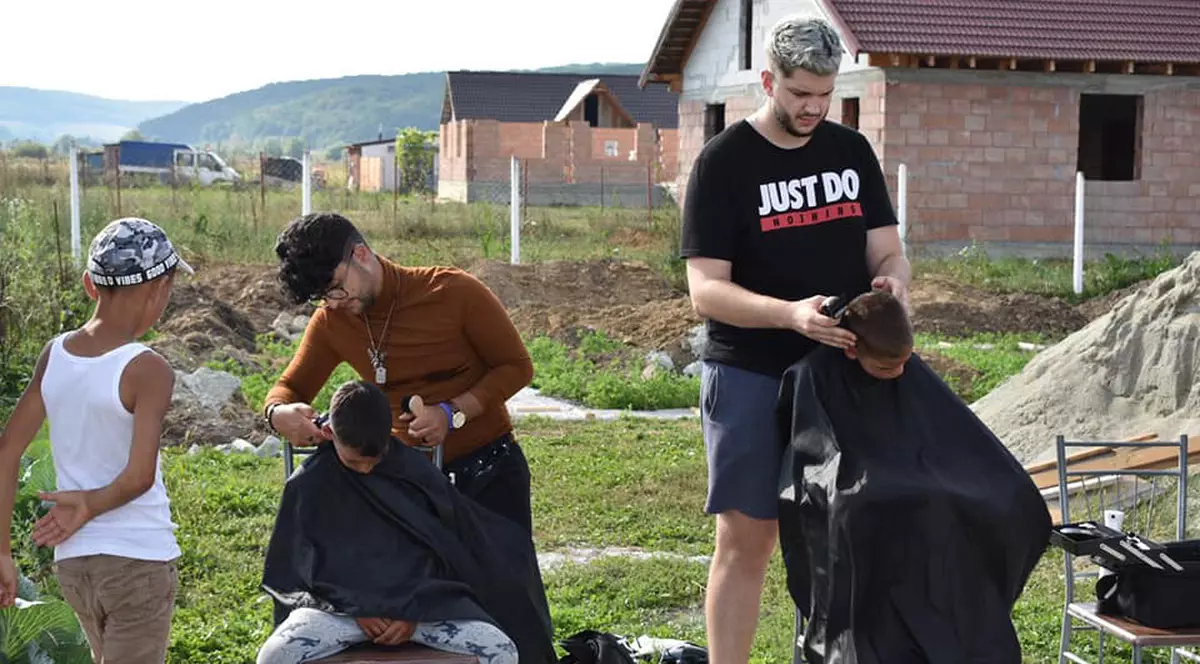 Într-o comună săsească din Sibiu, uitată de lume, un tânăr frizer și ucenicii săi tund gratis copiii nevoiași din împrejurimi: "Mi-am dorit să-i ajut cumva"