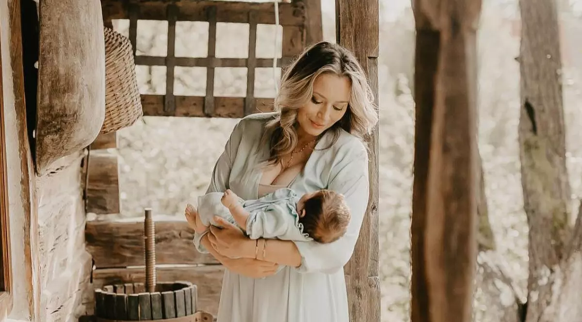 Laura Cosoi și Cosmin Curticăpean și-au botezat fetița. Imagini rare de la creștinarea Verei