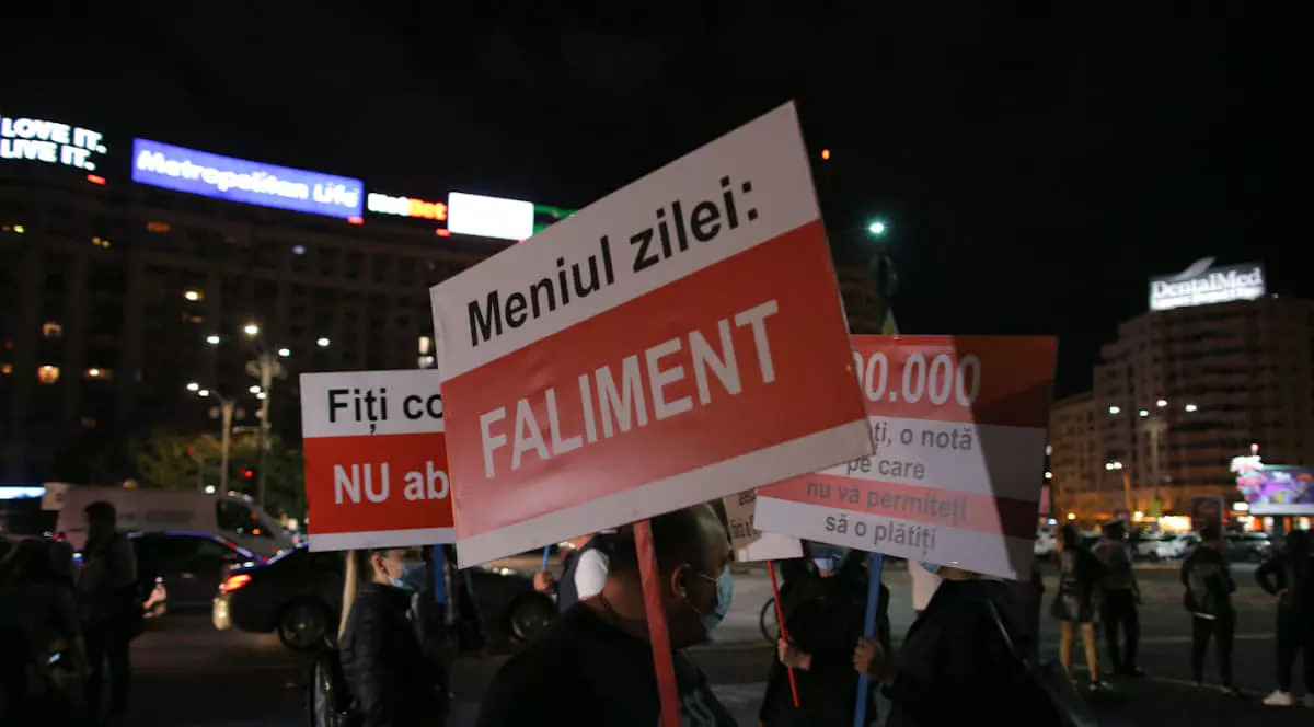Angajații din sectorul HoReCa protestează în Piața Victoriei din Capitală. ”Vrem să muncim!”