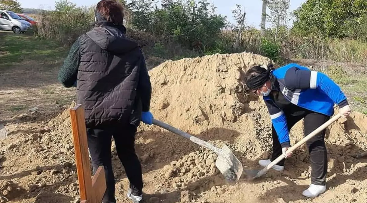 VIDEO. O femeie moartă de COVID-19 a fost îngropată de fiice. Poliția a deschis dosar penal pentru încălcarea măsurilor de siguranță