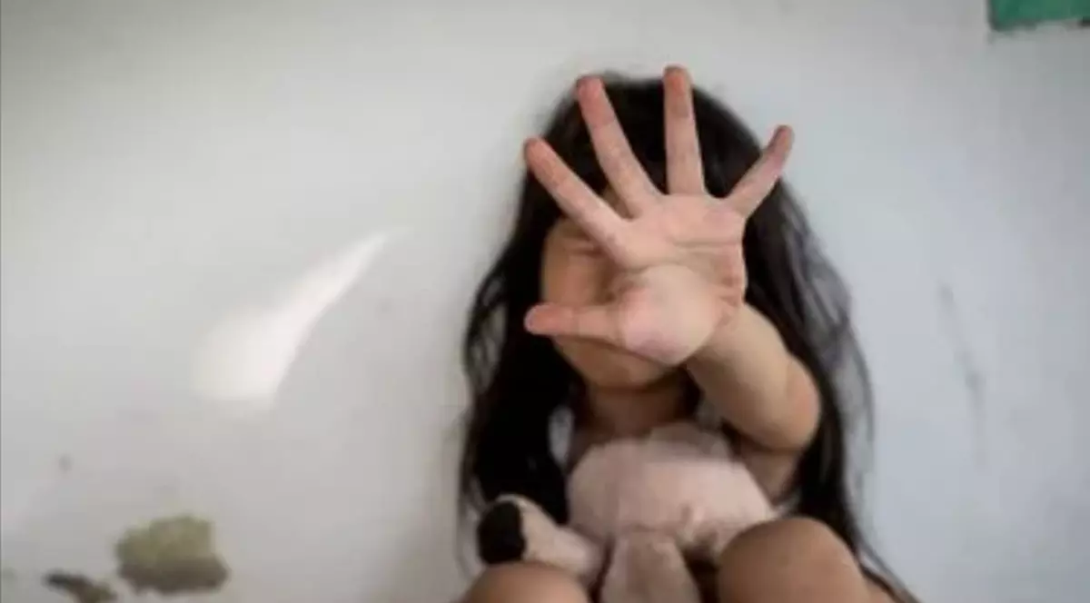 Bărbat din Iași, arestat pentru 30 de zile după ce a agresat sexual fiicele minore ale vecinei sale. Ce au povestit fetițele angajaților de la Protecția Copilului