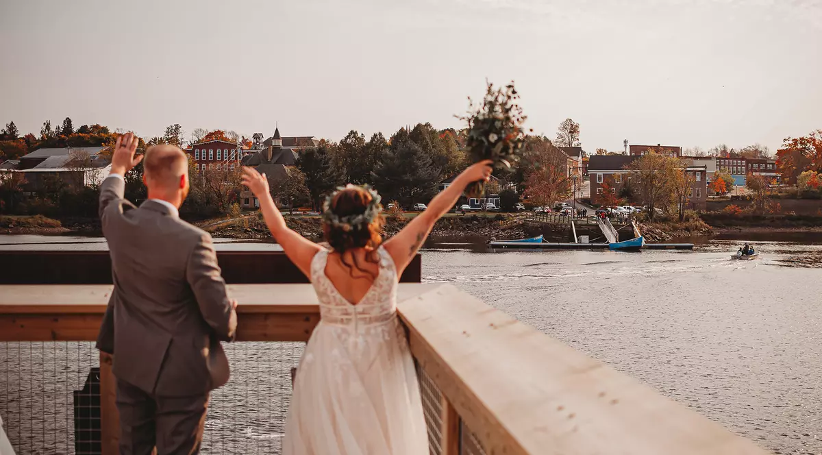 Un cuplu din Canada a decis să-și organizeze nunta la graniță pentru ca prietenii din SUA să poată participa