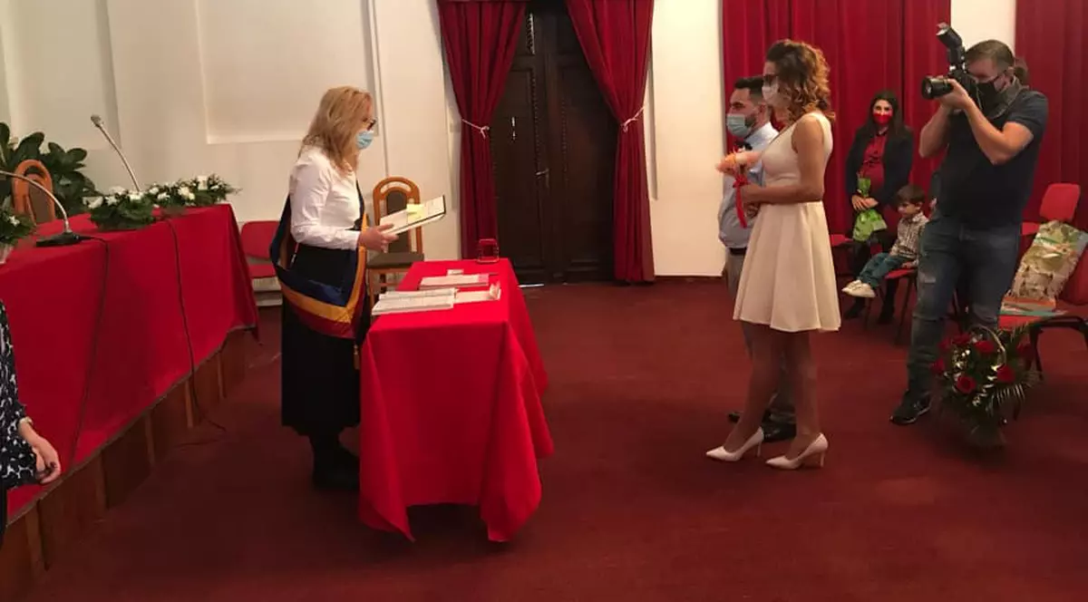 Primarul Elena Lasconi a oficiat prima căsătorie: Am avut emoții la fel ca mirii