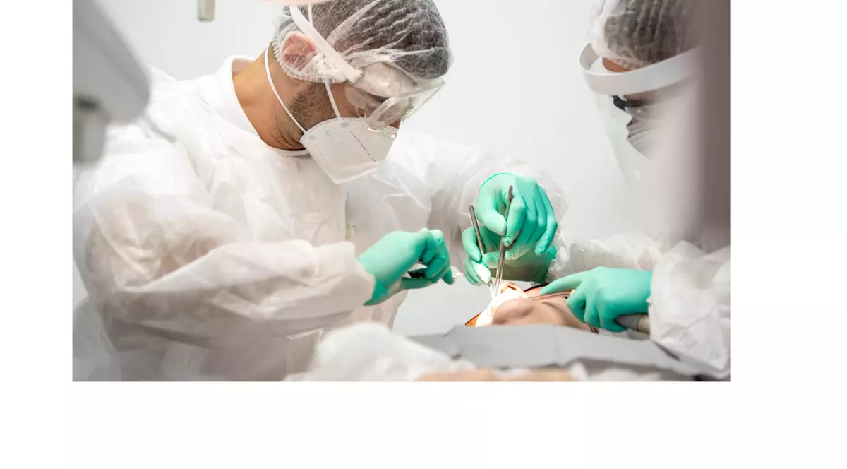 (Publicitate) Patru lucruri pe care nu le știai despre implantul dentar