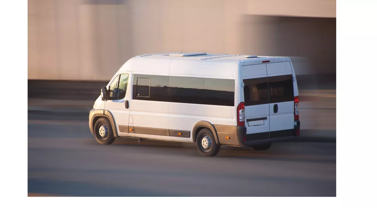 (Publicitate) Închirieri microbuze și închirieri autocare pentru transport angajați