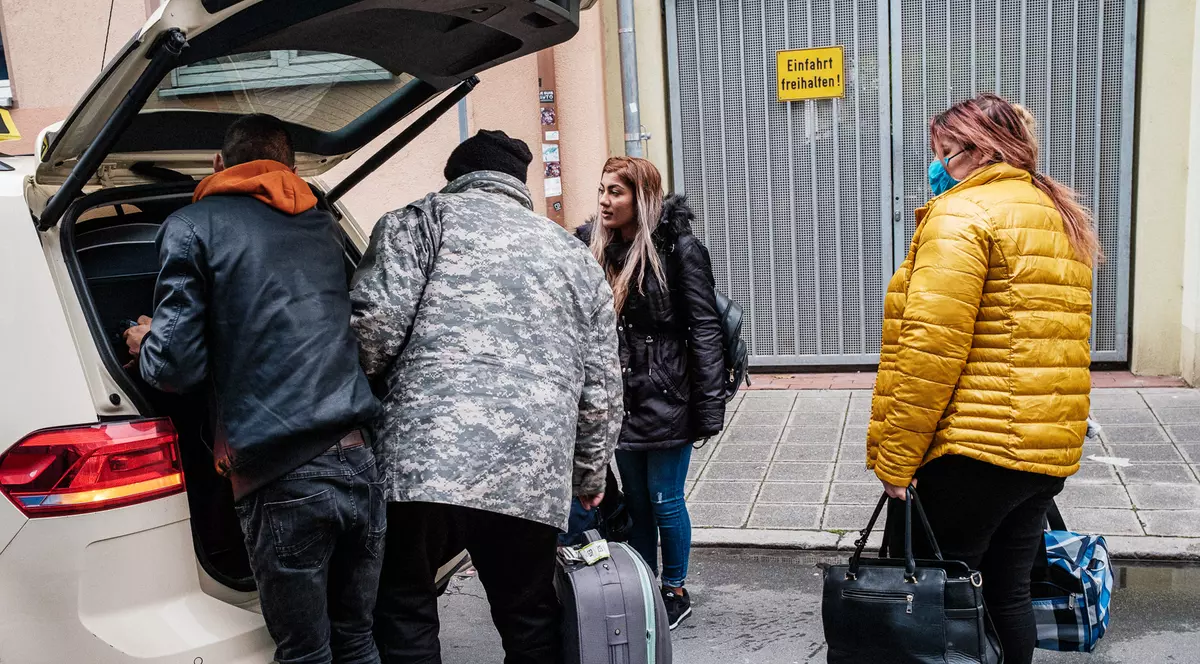 Câmpurile din Germania sunt pline de muncitori români și de abuzuri. “Vedem exact cât de perfid e sistemul”